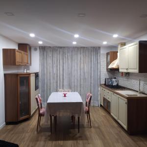 eine Küche mit Tisch und Stühlen in einem Zimmer in der Unterkunft la Casa sul Corso -- alloggio turistico -- appartamento open space in Torricella Peligna + 3 Fotos