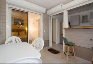 法蘭斯堡的住宿－Appartement d'une chambre avec vue sur la ville piscine partagee et terrasse amenagee a Fort de France a 4 km de la plage，一间配备有白色桌椅的用餐室