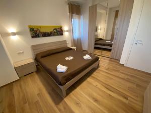 アチリアにあるViriamo House ROMAの小さなベッドルーム(ベッド1台付)