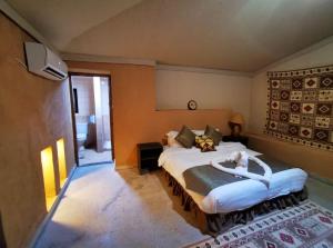 Postel nebo postele na pokoji v ubytování Sinam Desert Resort