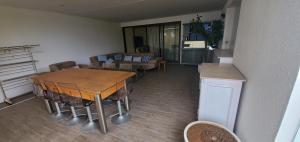 Fotografie z fotogalerie ubytování SPECIAL OFFER Prime Seafront Apartment in Latitude, Black River 100 Mbps fast internet connection v destinaci Riviere Noire