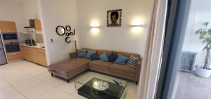 Kuchyň nebo kuchyňský kout v ubytování SPECIAL OFFER Prime Seafront Apartment in Latitude, Black River 100 Mbps fast internet connection