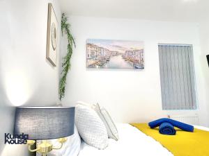 a bedroom with a bed and a painting on the wall at Kunda House Selly Oak in Birmingham