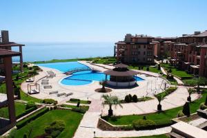 una vista aérea de un complejo con piscina en Sea View & infinity pool apartments in Kaliakria resort en Balchik