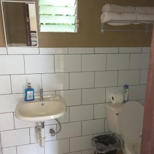 LOS PINOS DE TORIO في Torio: حمام مع حوض ومرحاض ومرآة