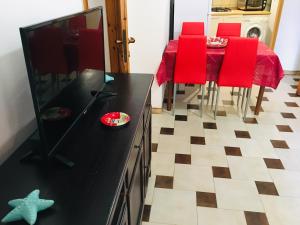 アルゲーロにあるHoliday House 2のキッチン(ダイニングテーブル、赤い椅子付)