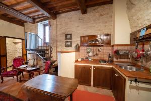 cocina con fregadero y mesa en una habitación en Degli Alessandri tower, en Sassoferrato