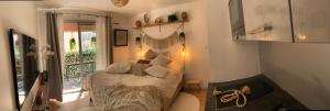 a small bedroom with a bed and a window at Studio tt confort coeur ville avec terrasse et parking gratuit in Sanary-sur-Mer