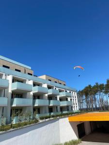 apartamentowiec z latawcem na niebie w obiekcie Apartament BLUE Rewal w Rewalu