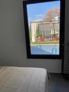 um quarto com vista para uma piscina em Villa Eliz em Dalaman