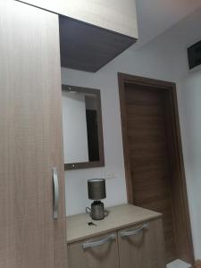 una stanza con una porta e una lampada su un bancone di Cosmopolit Apartments a Ohrid