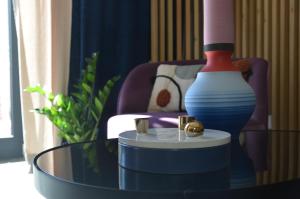 a living room with a table with a vase on it at Picobello Lago in Mandello del Lario