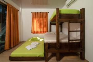 コベニャスにあるHotel Zabdiの二段ベッド2台、緑のマットレスが備わる客室です。