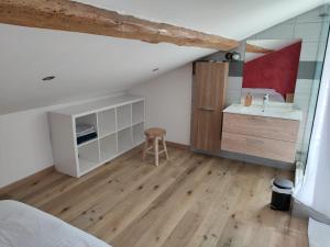 1 dormitorio con cama, lavabo y baño en Maison au calme dans un petit hameau, en Verdun-sur-Garonne