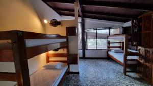 Rúm í herbergi á Paradiso Hostel