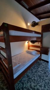 Rúm í herbergi á Paradiso Hostel