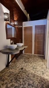 a bathroom with a sink, toilet and tub at Paradiso Hostel in La Laguna