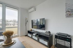 Televízia a/alebo spoločenská miestnosť v ubytovaní Luxurious 3BR APT Center