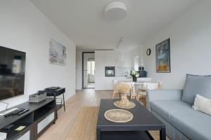 Televízia a/alebo spoločenská miestnosť v ubytovaní Luxurious 3BR APT Center