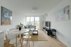 Televízia a/alebo spoločenská miestnosť v ubytovaní Luxurious 3BR APT Center