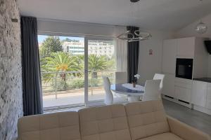 un soggiorno con divano, tavolo e finestra di Apartment Rosemary a Vela Luka (Vallegrande)