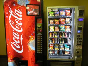 einen Automaten mit Cola-Soda und Cola-Cola in der Unterkunft Patti's Inn and Suites in Grand Rivers