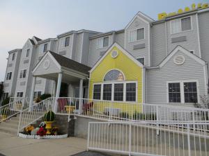 una casa con un amarillo y gris en Patti's Inn and Suites, en Grand Rivers 6 fotos más