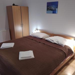 sypialnia z łóżkiem z dwoma ręcznikami w obiekcie Peter&Zana Apartments w mieście Stari Grad