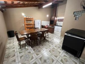 uma cozinha e sala de jantar com mesa e cadeiras em AR Condicionado, Wi-FI, SEM Mofo ! em Ilha Comprida