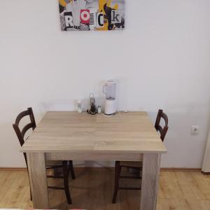 - une table en bois avec deux chaises et un mixeur dans l'établissement Peter&Zana Apartments, à Stari Grad
