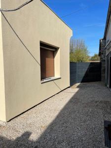 un edificio con una ventana en el lateral. en Maison de caractère en Crancey