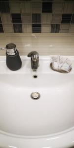 - Baño con lavabo y tetera en Piazza Dante 22 Apartment, en Nápoles