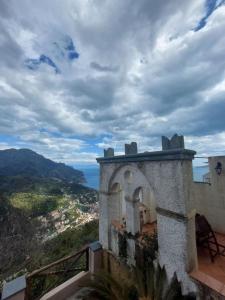 budynek z widokiem na miasto i ocean w obiekcie Il sogno di Wagner w mieście Ravello