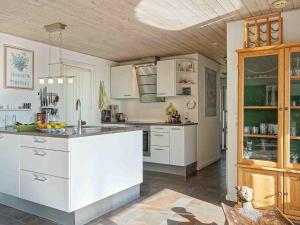 Vester SømarkenにあるTwo-Bedroom Holiday home in Aakirkeby 3のキッチン(白いキャビネット、カウンタートップ付)