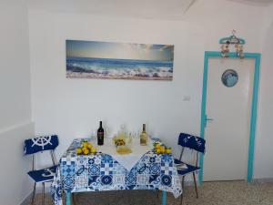 DON CICCIO'S HOUSE في أمالفي: غرفة طعام مع طاولة مع فاكهة عليها