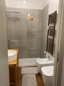 uma casa de banho com um lavatório, um WC e um chuveiro em Nice104 em Turim