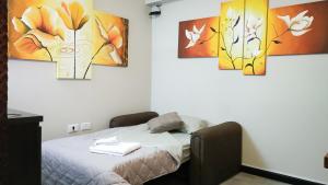 - une chambre avec 3 peintures murales dans l'établissement Amanecer del Fuego I, à Ushuaia