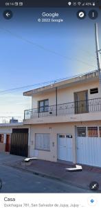 Una casa blanca con un balcón en el lateral. en Lo de Margarita en San Salvador de Jujuy