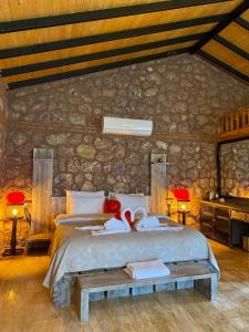 1 dormitorio con 1 cama con 2 toallas en Çandır Resort Restaurant en Mugla