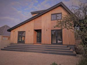 Gallery image of Cranmer - New Eco Beach House 4 Bed HOT TUB & Bikes in Camber