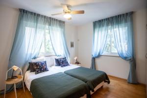 Postel nebo postele na pokoji v ubytování Shlomo Molkho Luxury Apartment By Nimizz