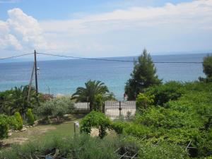 - Vistas al océano desde el jardín en Tina Rooms, en Gialtra