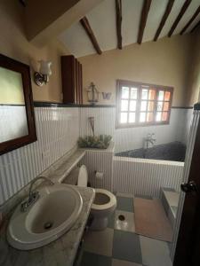 łazienka z umywalką, toaletą i wanną w obiekcie Todo lo que necesitas en un solo lugar... w mieście Pampatar