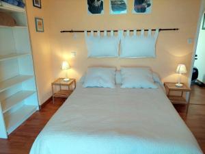 Ein Bett oder Betten in einem Zimmer der Unterkunft Cottage, St Nic-Pentrez