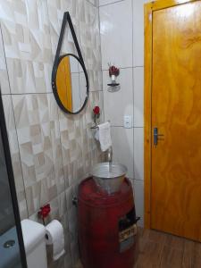 a bathroom with a mirror and a barrel in a room at Sossego do Interior III in Nova Petrópolis