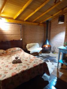 um quarto com uma cama com sapatos em Sossego do Interior III em Nova Petrópolis