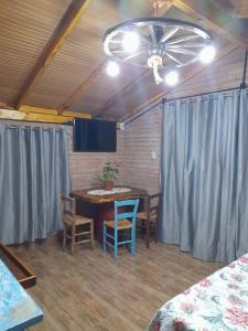 comedor con mesa y sillas y ventilador de techo en Sossego do Interior III en Nova Petrópolis