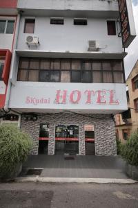 士古來的住宿－OYO 1010 Skudai Hotel，一座标有酒店标志的建筑
