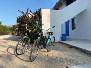 dos bicicletas están estacionadas al lado de un edificio en Posada Mykonos en Bacalar