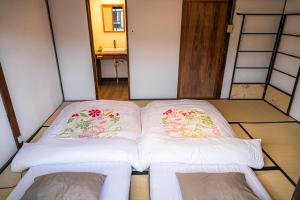 Postel nebo postele na pokoji v ubytování OKI's Inn